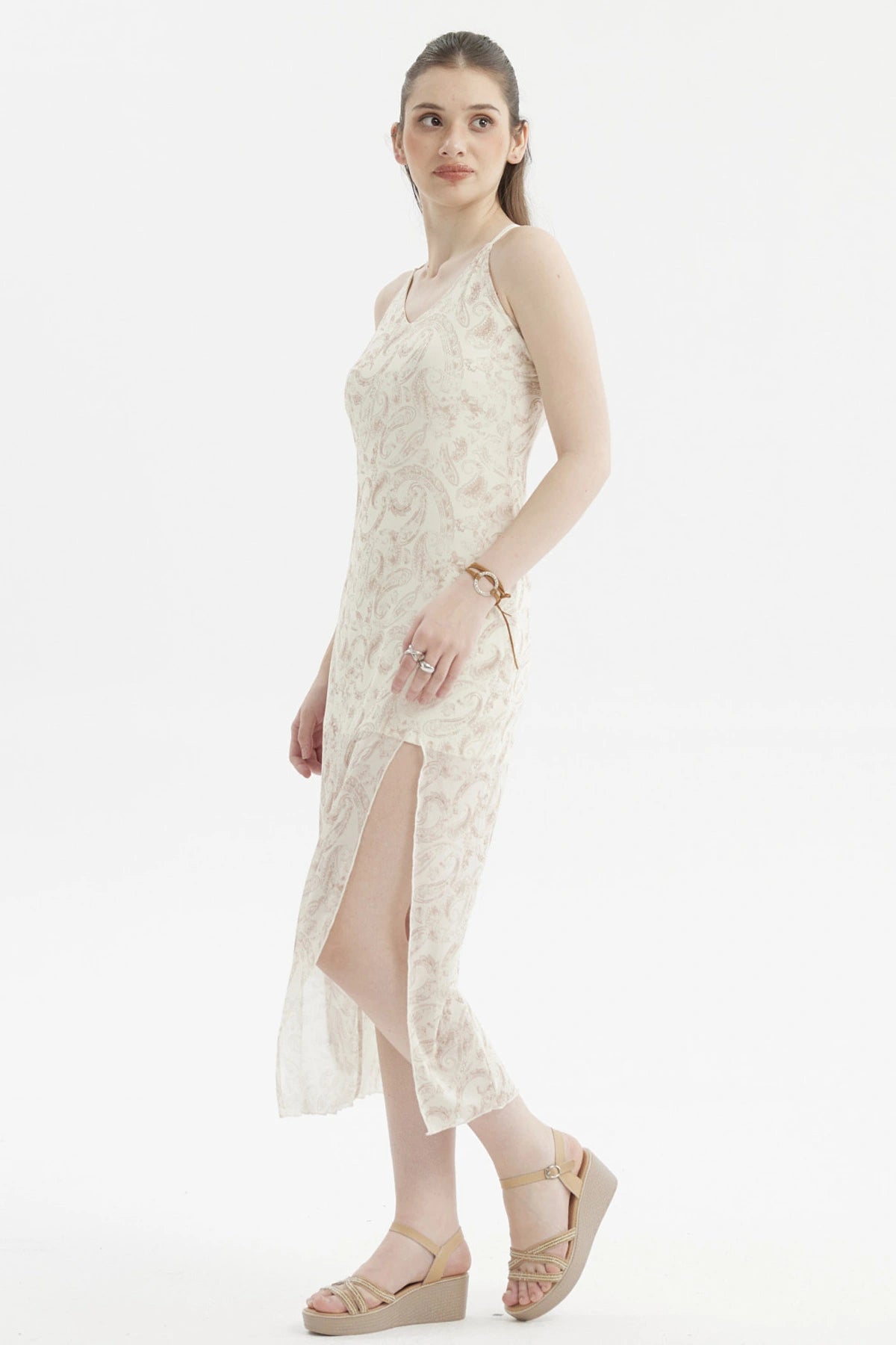 Vestido largo crema con tirantes finos estampado paisley delicado y abertura lateral diseño elegante y ligero