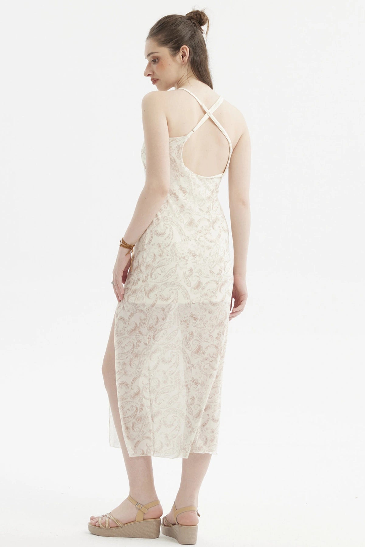 Vestido largo crema con tirantes finos estampado paisley delicado y abertura lateral diseño elegante y ligero