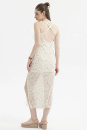 Vestido largo crema con tirantes finos estampado paisley delicado y abertura lateral diseño elegante y ligero