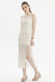 Vestido largo crema con tirantes finos estampado paisley delicado y abertura lateral diseño elegante y ligero