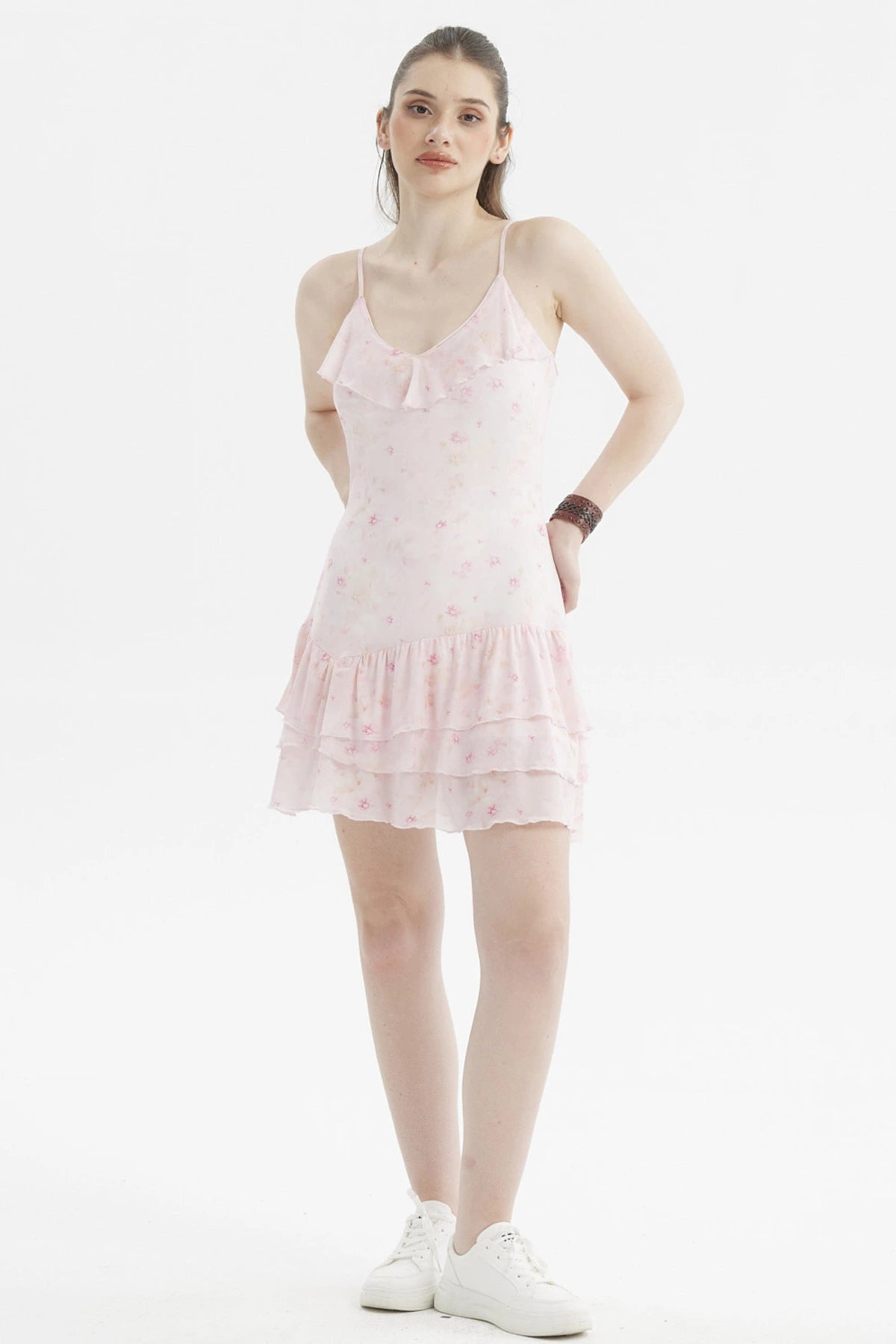 Vestido corto crudo con vuelos y escote en V flores pequeñas en tonos pastel estilo romántico sin mangas