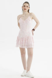 Vestido corto crudo con vuelos y escote en V flores pequeñas en tonos pastel estilo romántico sin mangas