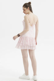 Vestido corto crudo con vuelos y escote en V flores pequeñas en tonos pastel estilo romántico sin mangas