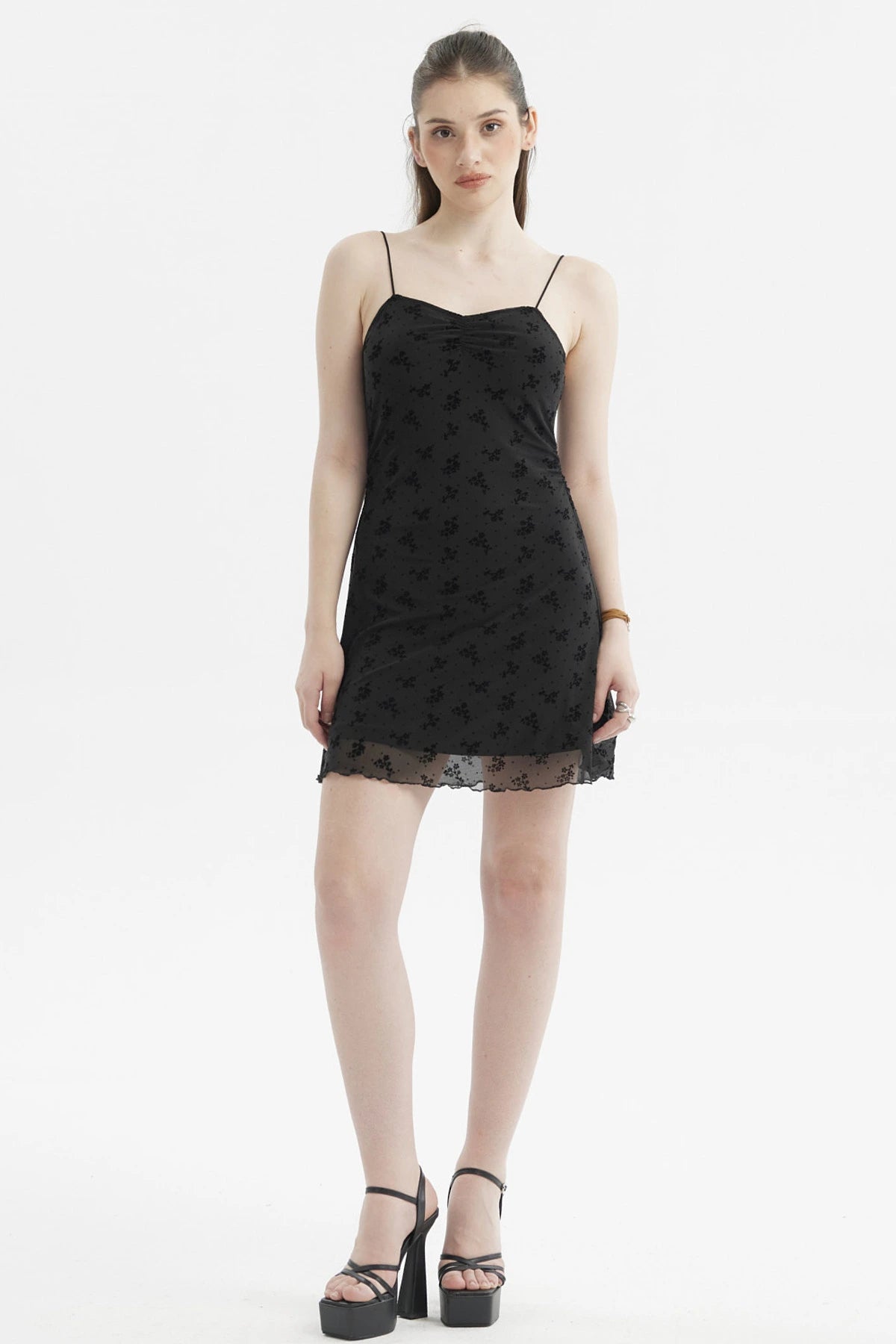 Vestido corto negro con aplicación flock de flores pequeñas sobre malla ajustada sin estampas adicionales