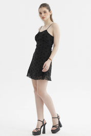 Vestido corto negro con aplicación flock de flores pequeñas sobre malla ajustada sin estampas adicionales