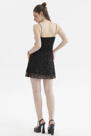 Vestido corto negro con aplicación flock de flores pequeñas sobre malla ajustada sin estampas adicionales