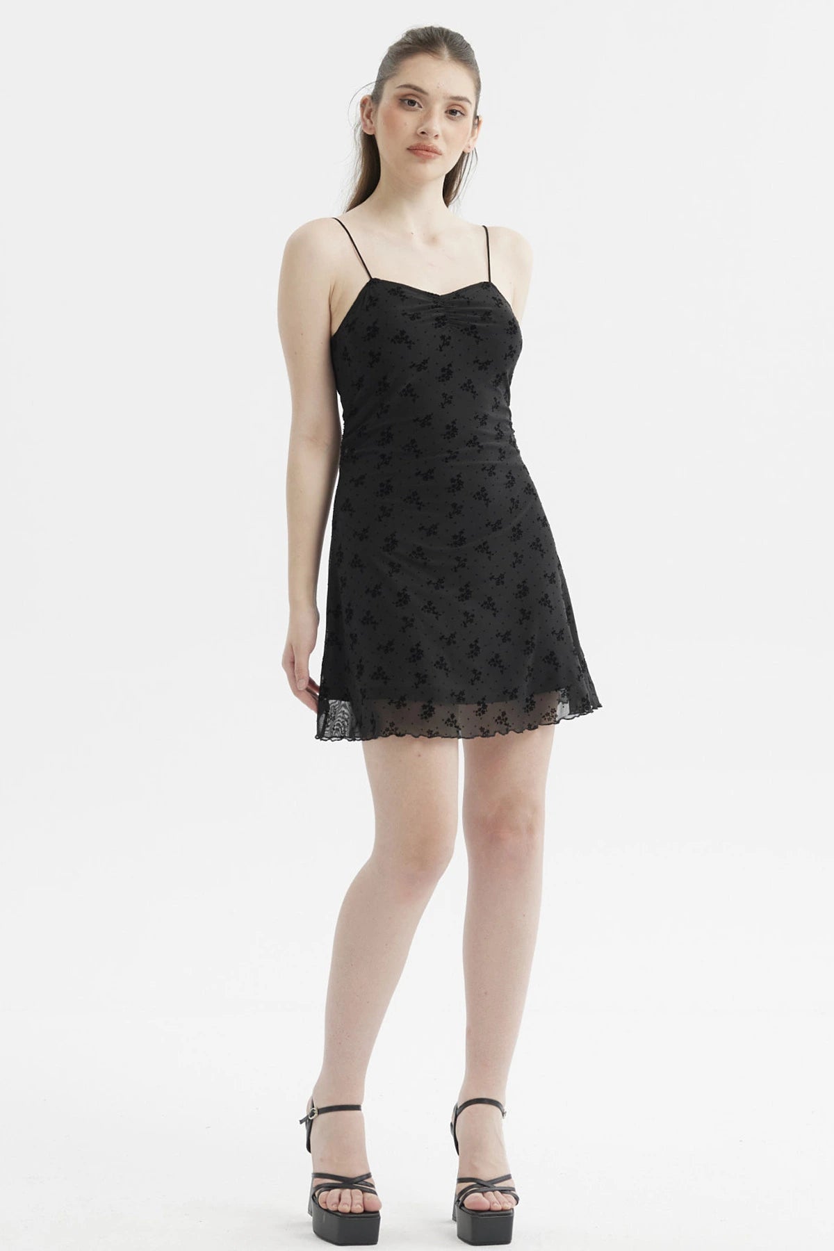 Vestido corto negro con aplicación flock de flores pequeñas sobre malla ajustada sin estampas adicionales