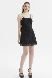 Vestido corto negro con aplicación flock de flores pequeñas sobre malla ajustada sin estampas adicionales