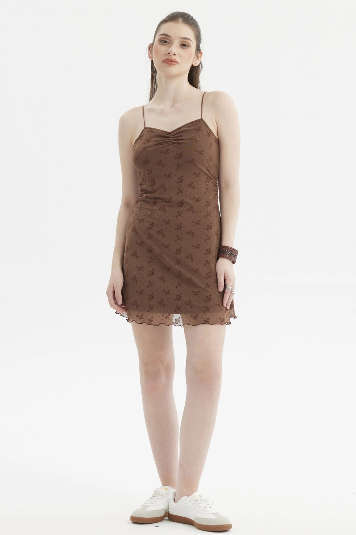 Vestido corto café oscuro con tirantes finos diseño de flores pequeñas en toda la prenda estilo casual