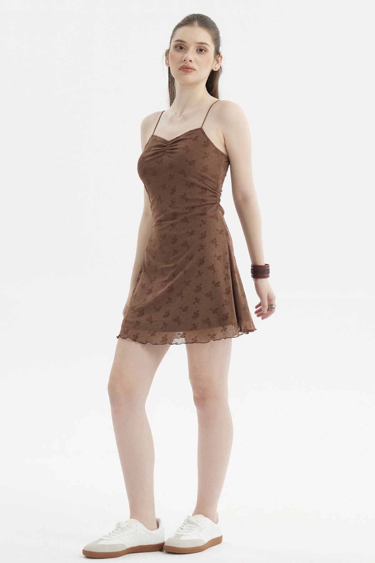 Vestido corto café oscuro con tirantes finos diseño de flores pequeñas en toda la prenda estilo casual