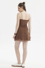 Vestido corto café oscuro con tirantes finos diseño de flores pequeñas en toda la prenda estilo casual