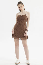 Vestido corto café oscuro con tirantes finos diseño de flores pequeñas en toda la prenda estilo casual