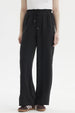 Pantalón negro de mujer con textura plumeti y pretina elasticada sin estampa visible