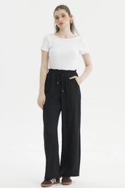 Pantalón negro de mujer con textura plumeti y pretina elasticada sin estampa visible