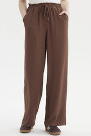 Pantalón café oscuro mujer con pretina elasticada y diseño plumeti texturizado sin estampa visible