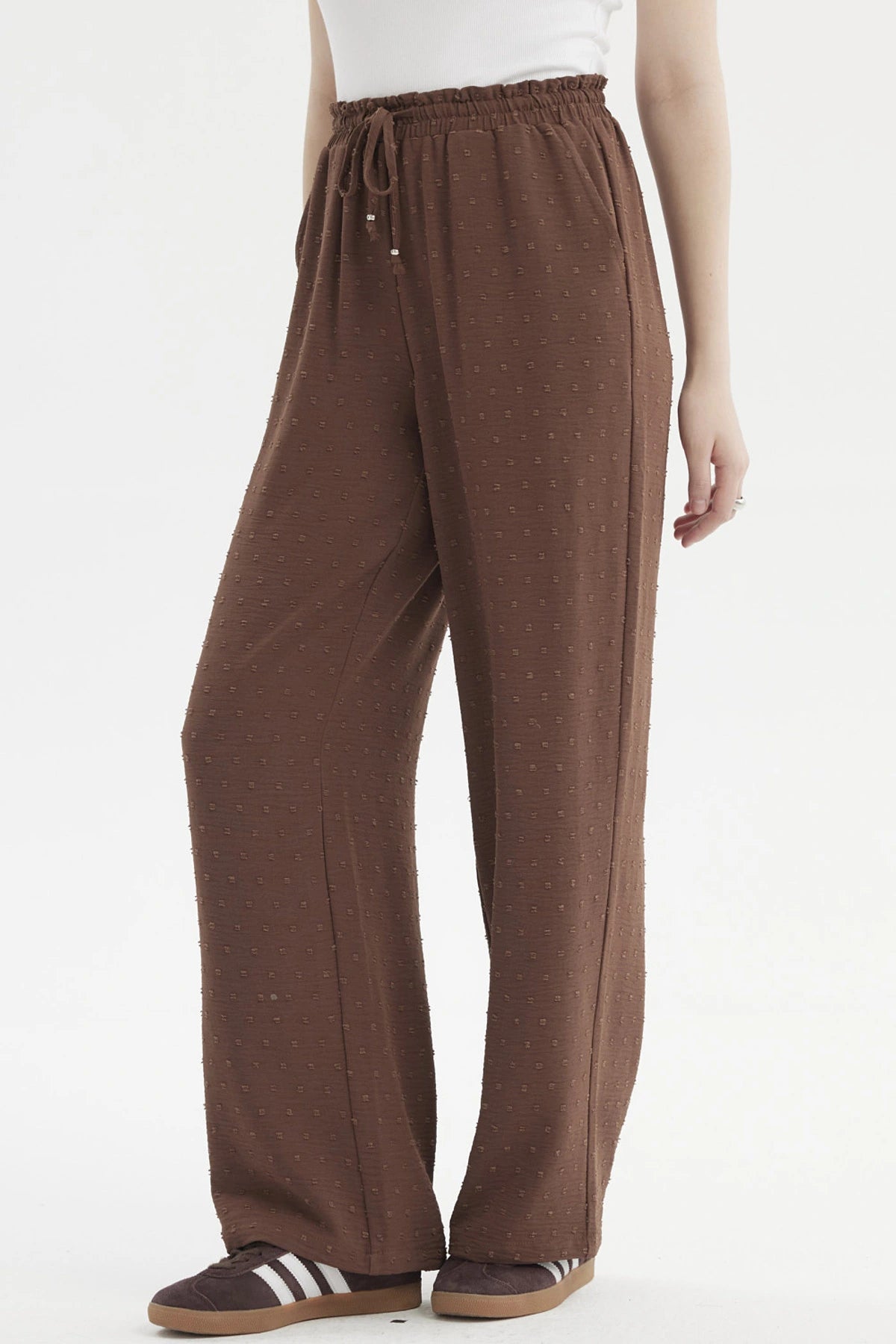 Pantalón café oscuro mujer con pretina elasticada y diseño plumeti texturizado sin estampa visible