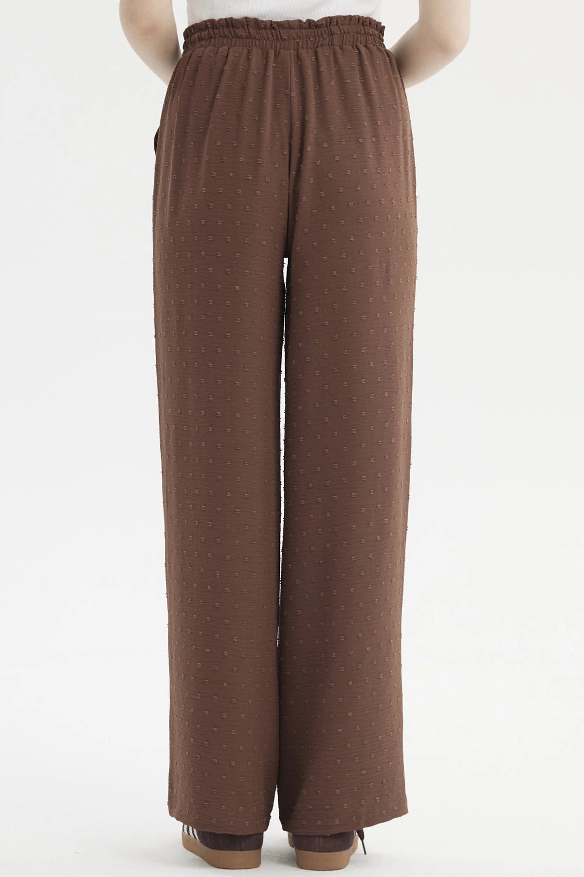 Pantalón café oscuro mujer con pretina elasticada y diseño plumeti texturizado sin estampa visible
