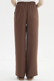 Pantalón café oscuro mujer con pretina elasticada y diseño plumeti texturizado sin estampa visible