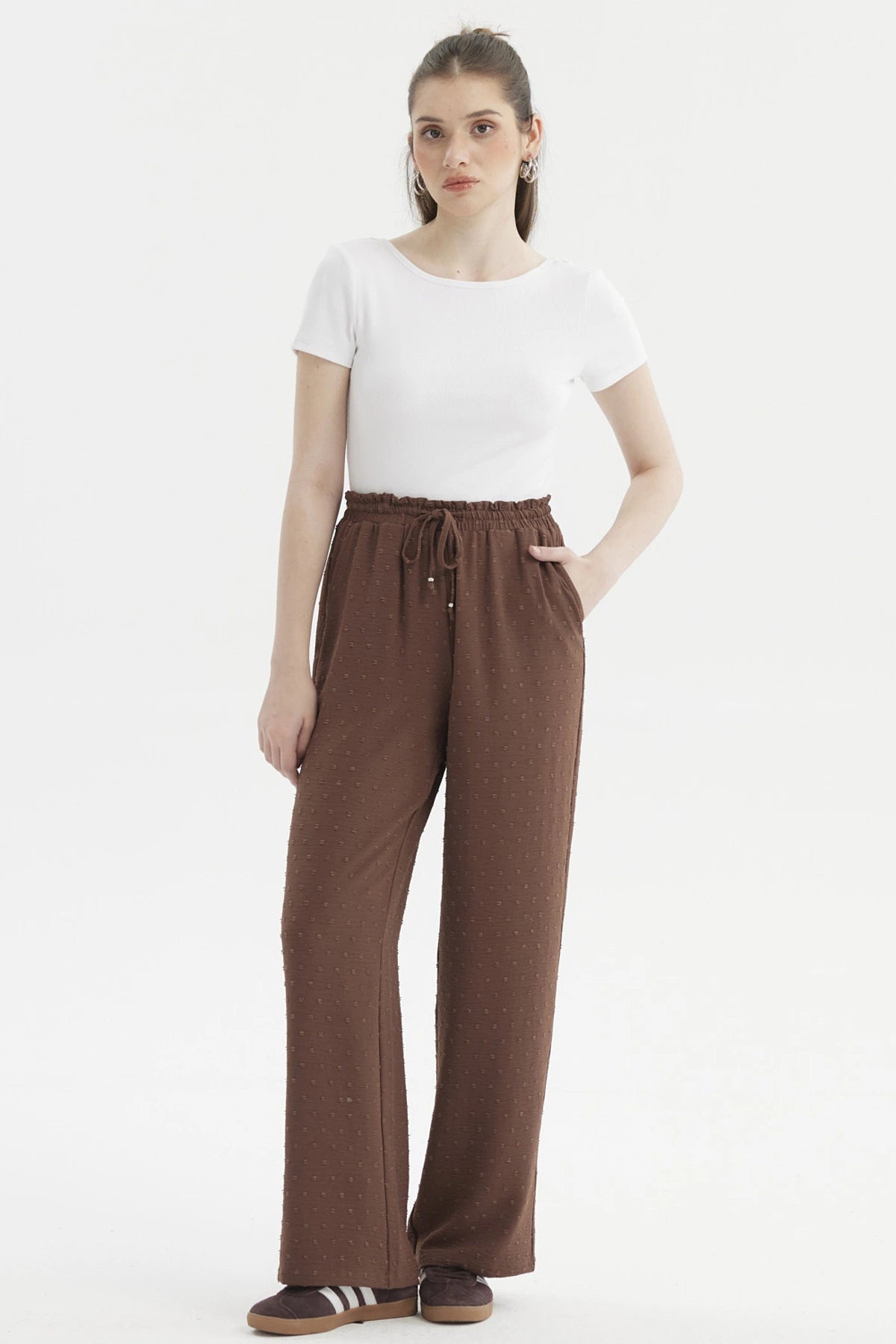 Pantalón café oscuro mujer con pretina elasticada y diseño plumeti texturizado sin estampa visible
