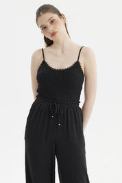 Peto de mujer negro de encaje con tirantes finos sin estampa visible diseño elegante y delicado