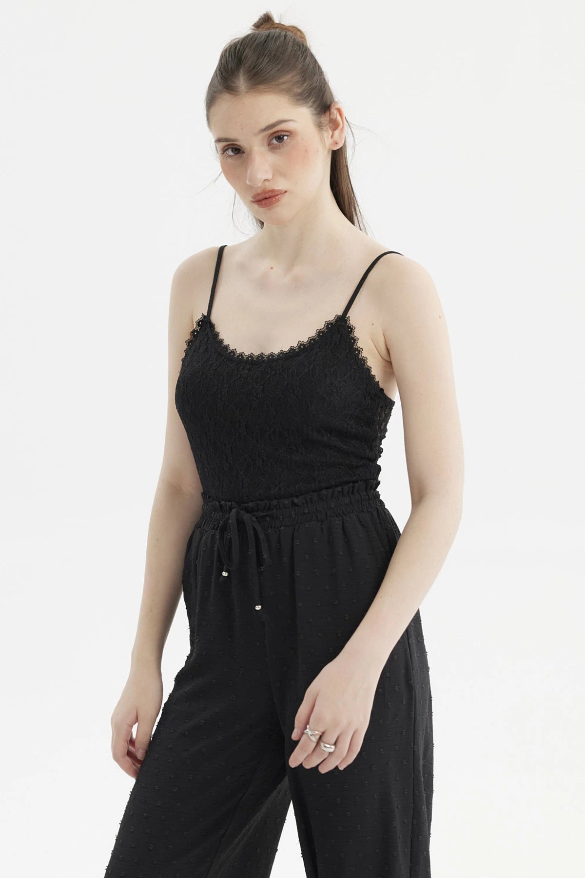 Peto de mujer negro de encaje con tirantes finos sin estampa visible diseño elegante y delicado