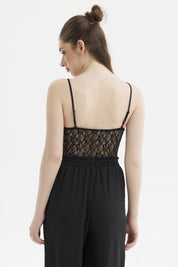Peto de mujer negro de encaje con tirantes finos sin estampa visible diseño elegante y delicado