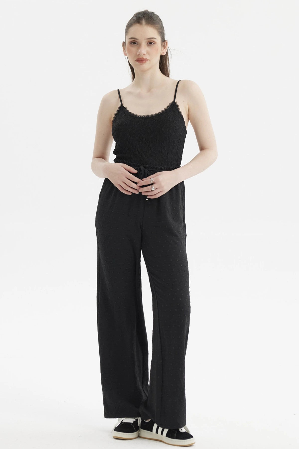 Peto de mujer negro de encaje con tirantes finos sin estampa visible diseño elegante y delicado