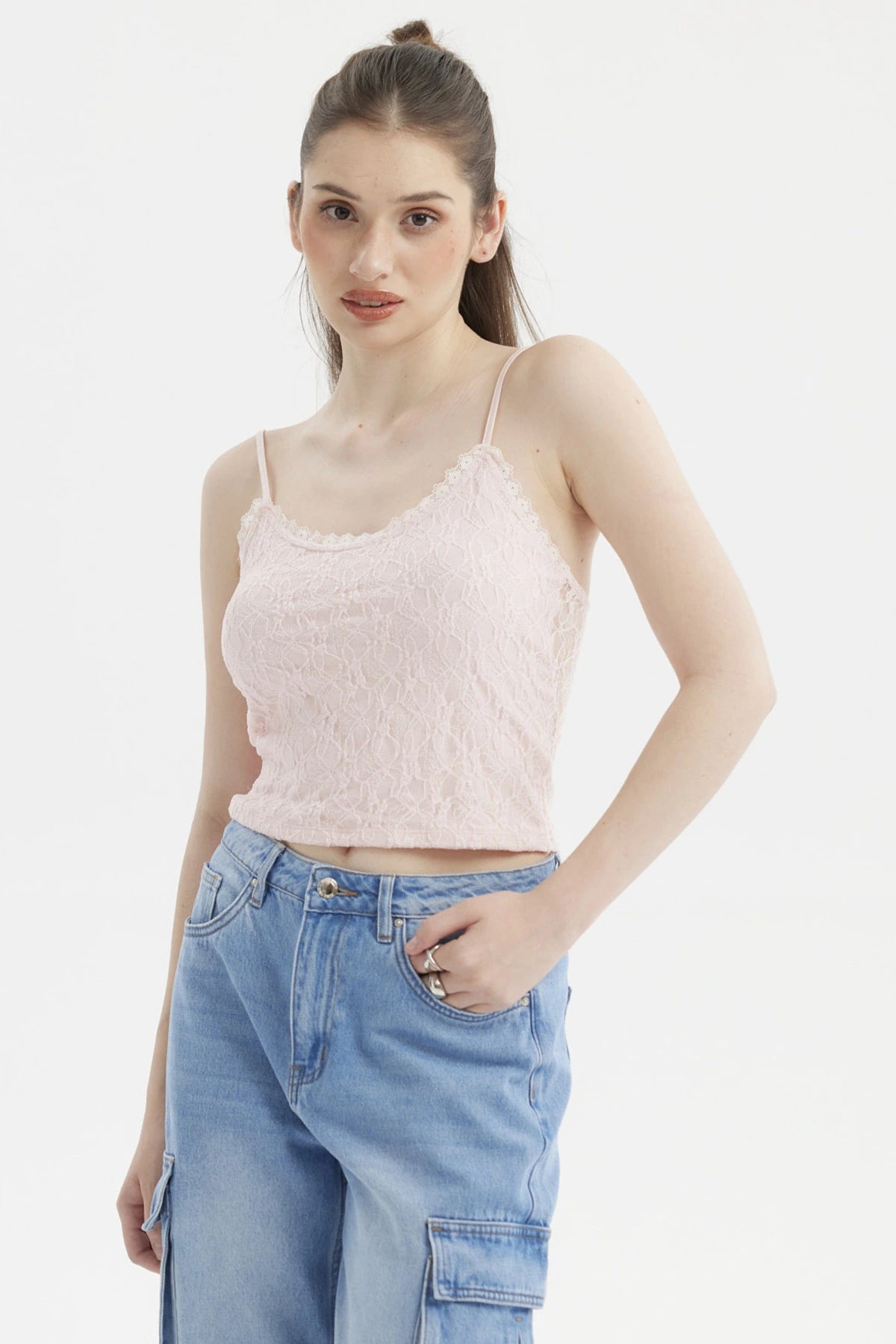 Peto de mujer en encaje rosado claro con tirantes delgados y escote redondo sin estampa lisa y delicada textura