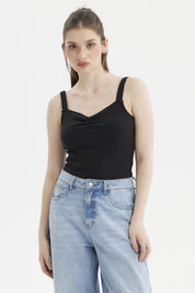 Polera mujer negra con escote corazón y recogido diseño liso sin estampas estilo ajustado casual