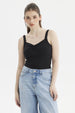 Polera mujer negra con escote corazón y recogido diseño liso sin estampas estilo ajustado casual