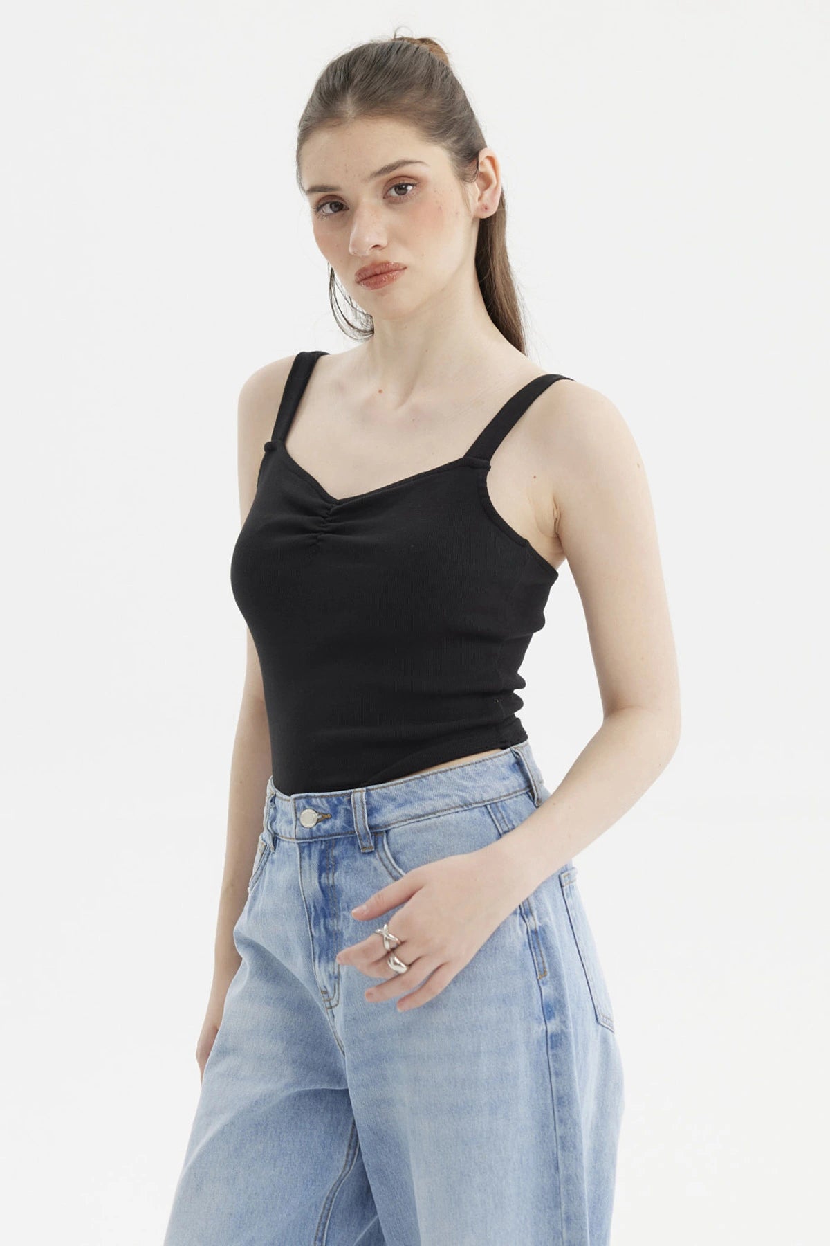 Polera mujer negra con escote corazón y recogido diseño liso sin estampas estilo ajustado casual