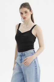 Polera mujer negra con escote corazón y recogido diseño liso sin estampas estilo ajustado casual
