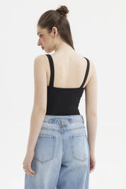 Polera mujer negra con escote corazón y recogido diseño liso sin estampas estilo ajustado casual