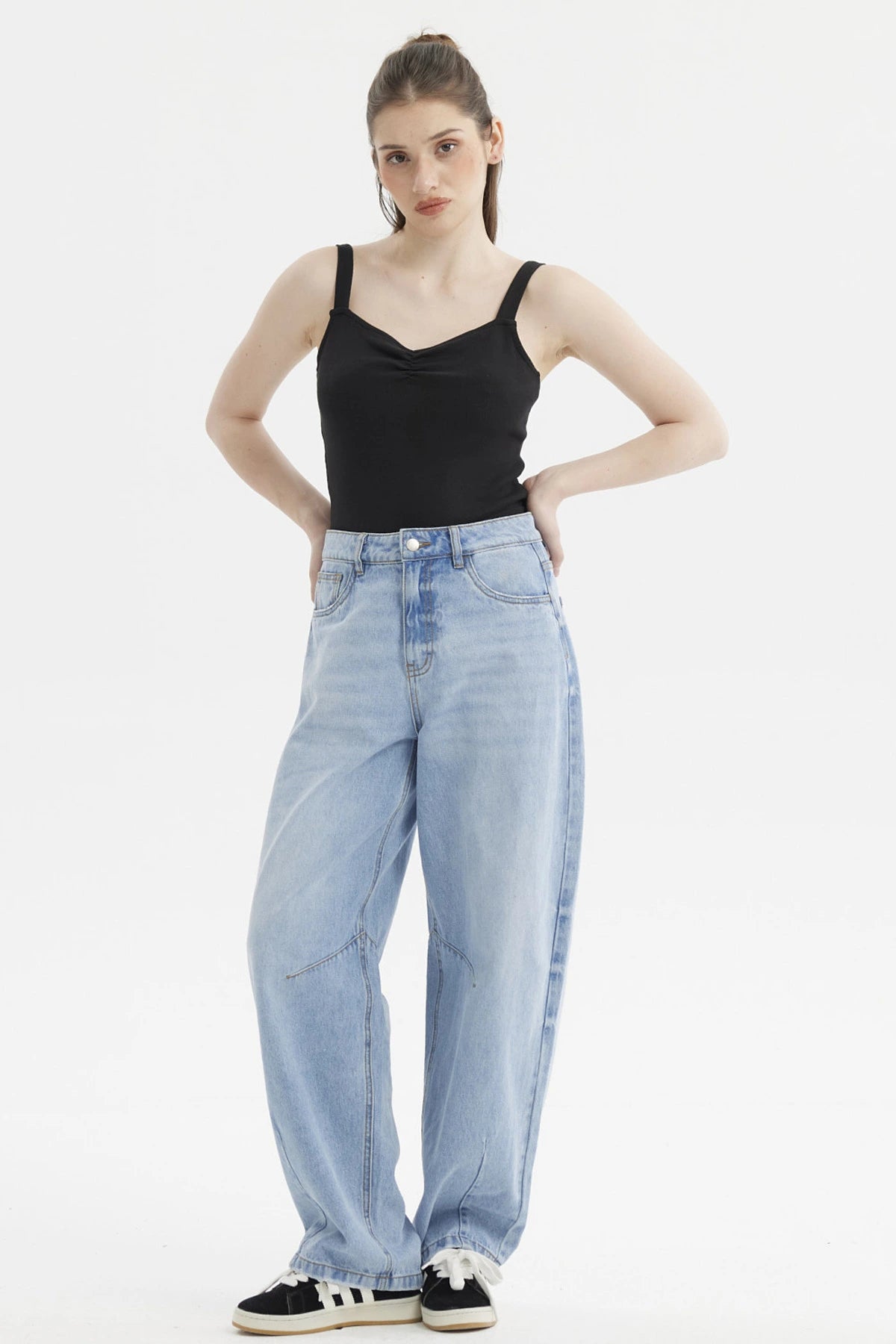 Polera mujer negra con escote corazón y recogido diseño liso sin estampas estilo ajustado casual