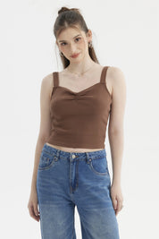 Polera mujer café oscuro escote corazón y recogido sin estampa lisa