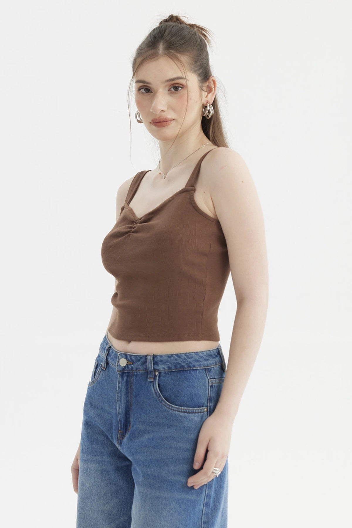 Polera mujer café oscuro escote corazón y recogido sin estampa lisa