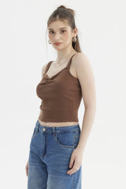 Polera mujer café oscuro escote corazón y recogido sin estampa lisa
