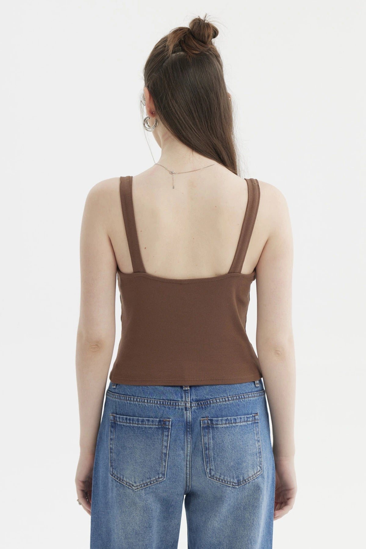 Polera mujer café oscuro escote corazón y recogido sin estampa lisa