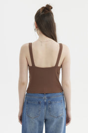 Polera mujer café oscuro escote corazón y recogido sin estampa lisa