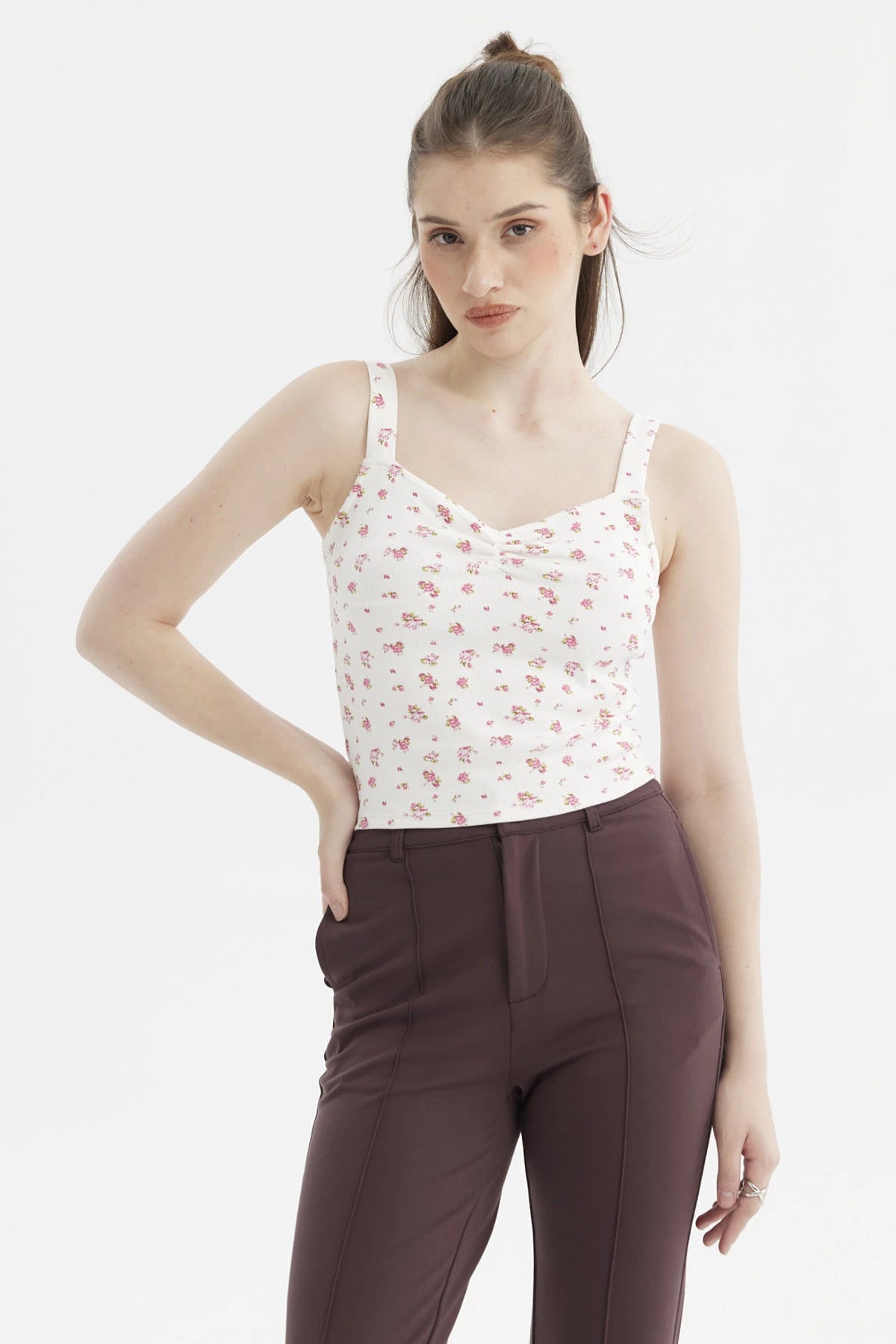 Polera mujer crudo con escote corazón y recogido estampada con flores pequeñas rosas por todo el frente estilo casual