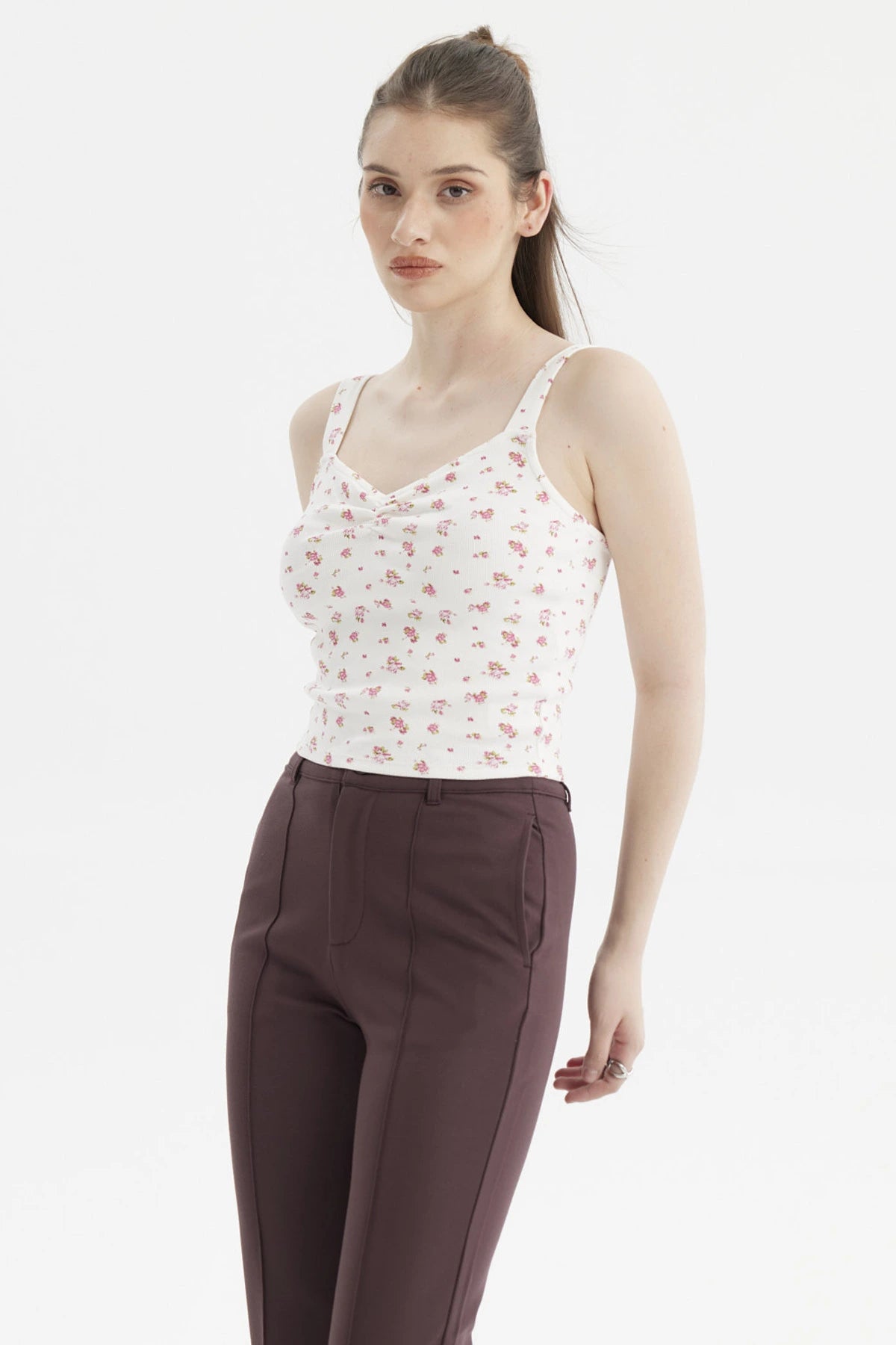 Polera mujer crudo con escote corazón y recogido estampada con flores pequeñas rosas por todo el frente estilo casual