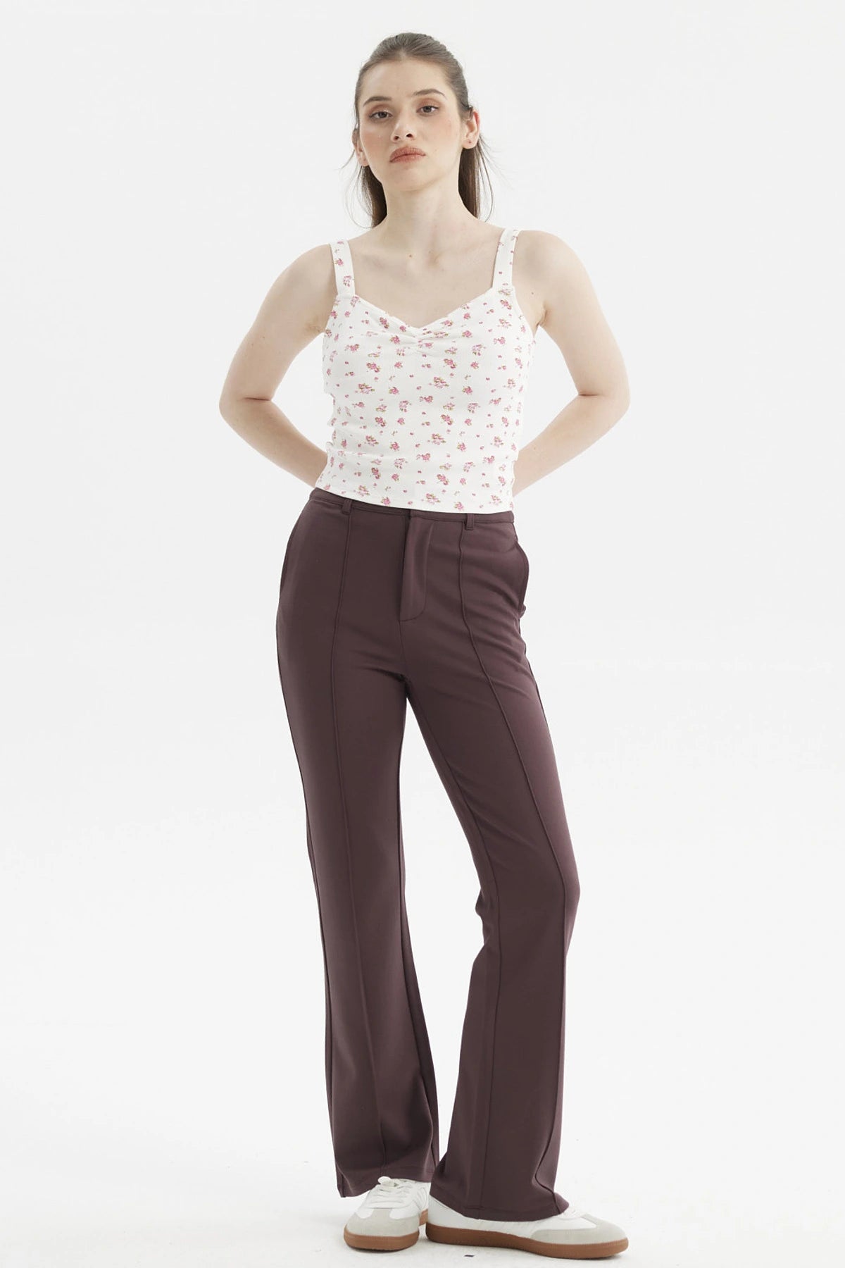 Polera mujer crudo con escote corazón y recogido estampada con flores pequeñas rosas por todo el frente estilo casual