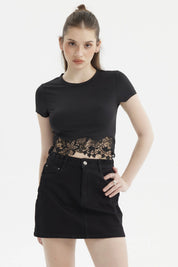 Polera mujer negra con basta de encaje floral en la cintura diseño elegante y liso ideal para ocasiones casuales