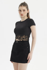 Polera mujer negra con basta de encaje floral en la cintura diseño elegante y liso ideal para ocasiones casuales