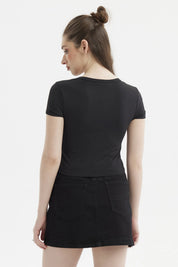 Polera mujer negra con basta de encaje floral en la cintura diseño elegante y liso ideal para ocasiones casuales