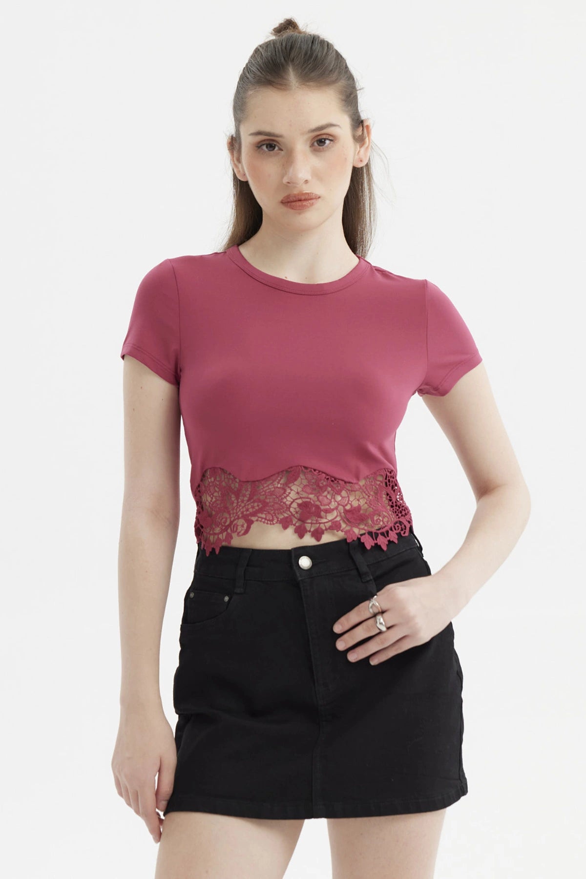 Polera mujer magenta con basta de encaje floral transparente en el dobladillo sin estampa lisa