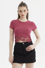 Polera mujer magenta con basta de encaje floral transparente en el dobladillo sin estampa lisa