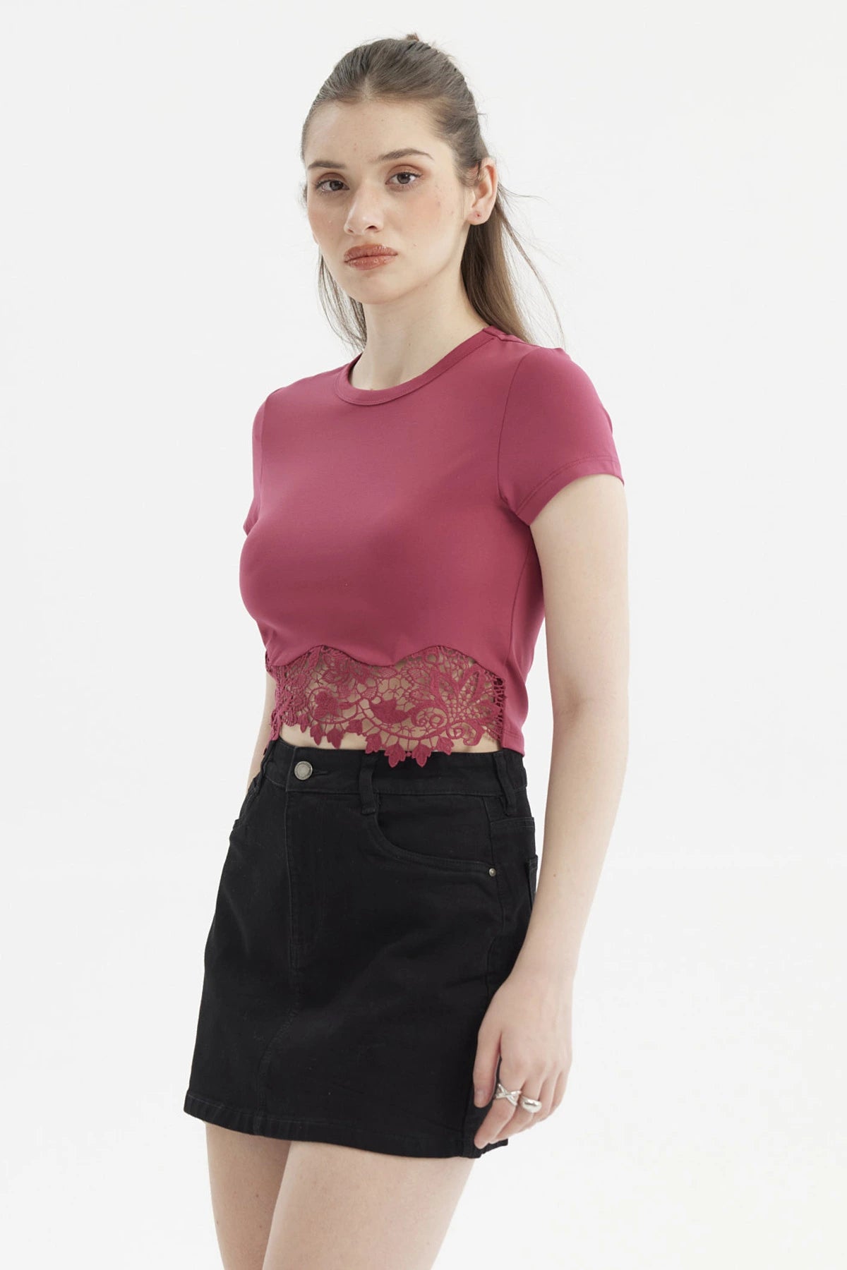 Polera mujer magenta con basta de encaje floral transparente en el dobladillo sin estampa lisa