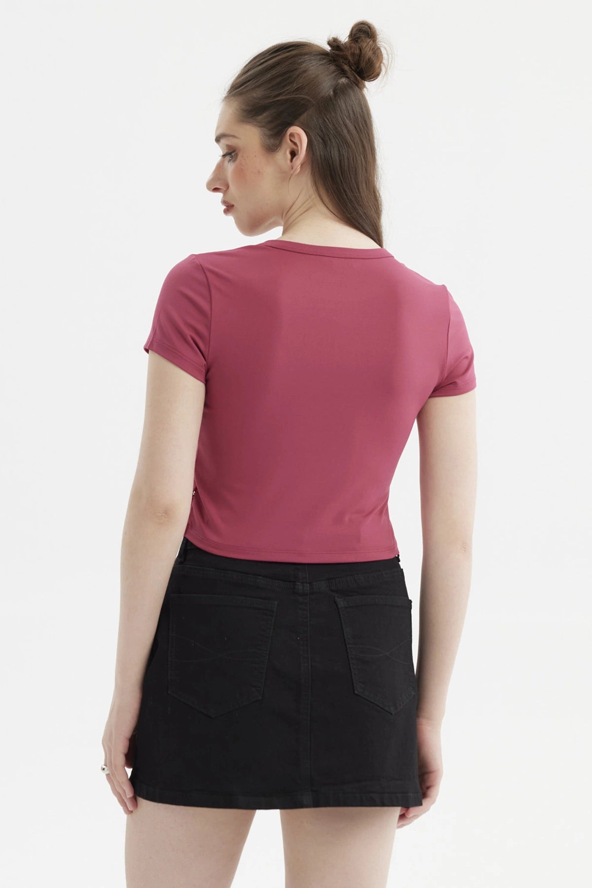Polera mujer magenta con basta de encaje floral transparente en el dobladillo sin estampa lisa