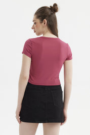 Polera mujer magenta con basta de encaje floral transparente en el dobladillo sin estampa lisa